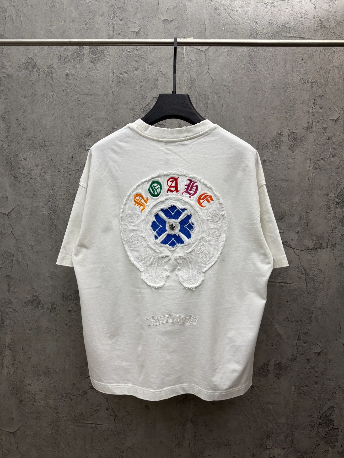 P230 top version, real shot without P, ​​different from market currency) 𝗖𝗵𝗿𝗼𝗺𝗲 𝗛𝗲𝗮𝗿𝘁𝘀/Croxin 2026 spring new original single counter American patch embroidered couple short sleeves 👑The highest version! Customized fabric 320 grams, patch embroidery, best-selling model at the counter, very comfortable to wear. Accessories: original molded and authenticated collar label ➕ 100% silk wash water label. Genuine purchase-grade original hangtag➕matching hanging rope➕3D hanging beads➕original packaging bag. Craftsmanship: The original version has consistent wiring! The highest version of the armhole matching technique! Color: White Black Size: S M L XL Style No.: 6610